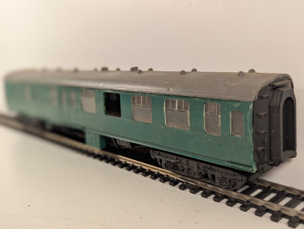 Kitmaster BR Mk1 Coach Green OO Gauge - Missing Couplings, Window & Buffer Beam