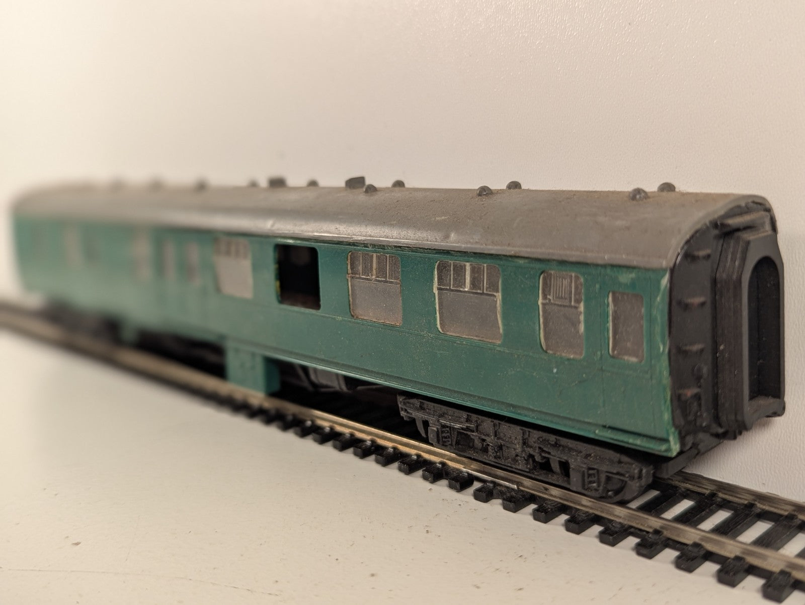 Kitmaster BR Mk1 Coach Green OO Gauge - Missing Couplings, Window & Buffer Beam