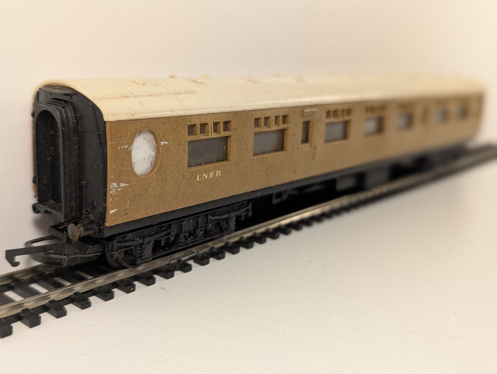Hornby R745 LNER Corridor Full Third Coach 1010 – OO Gauge