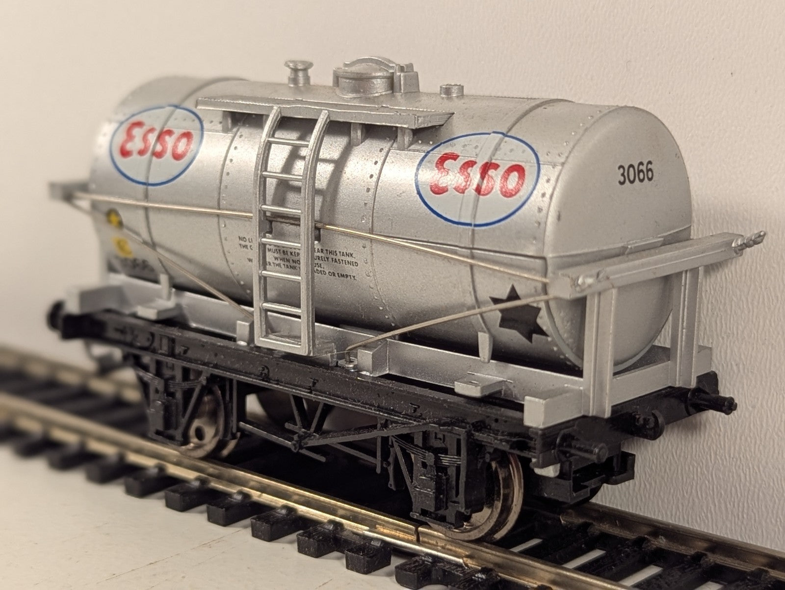 Dapol B134 OO Gauge Silver Esso 12 Ton Tanker Wagon Missing Buffers/Coupling