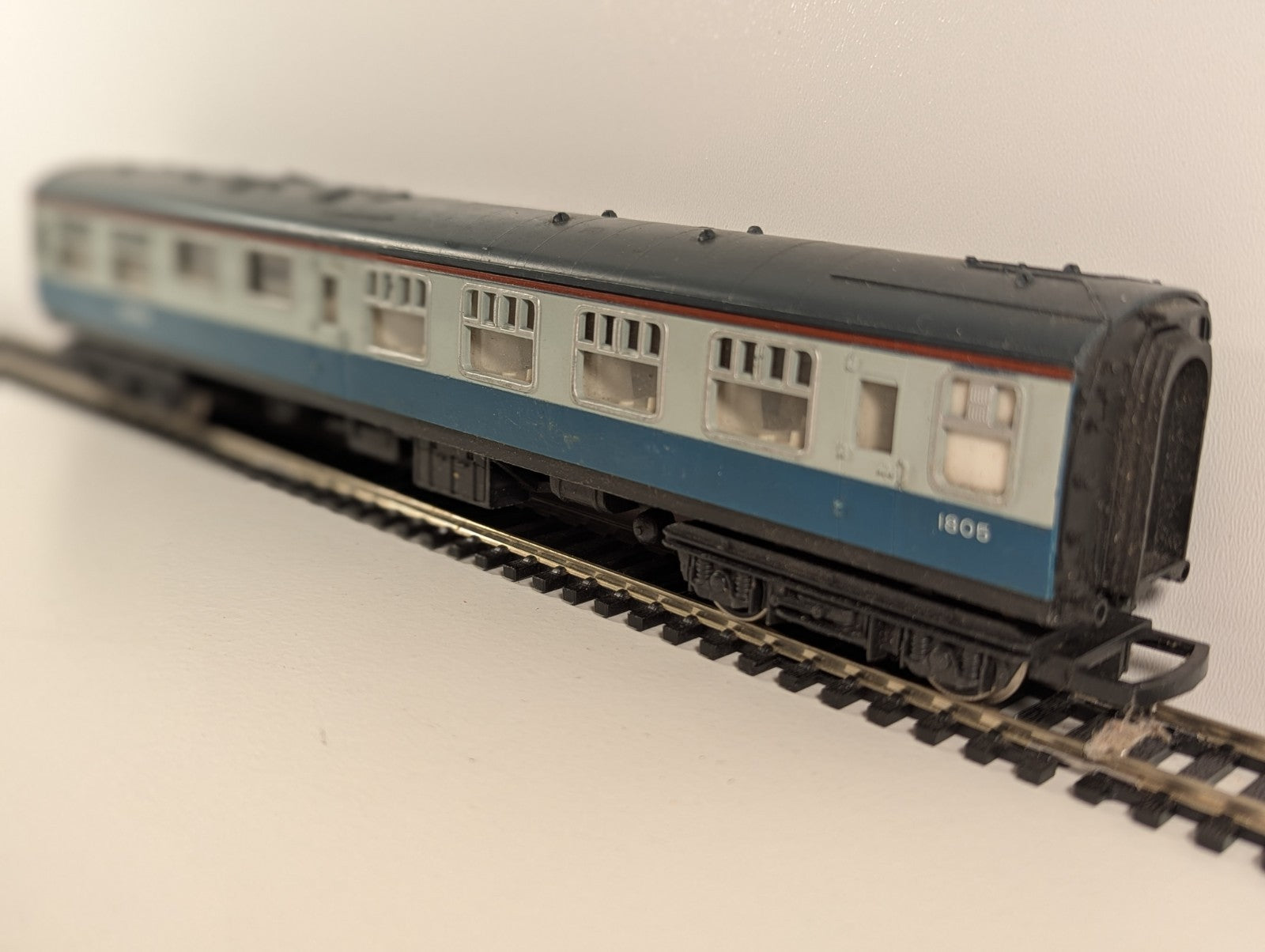 Hornby R419 BR Blue/Grey Mk1 Buffet Car 1805 – Missing Buffers