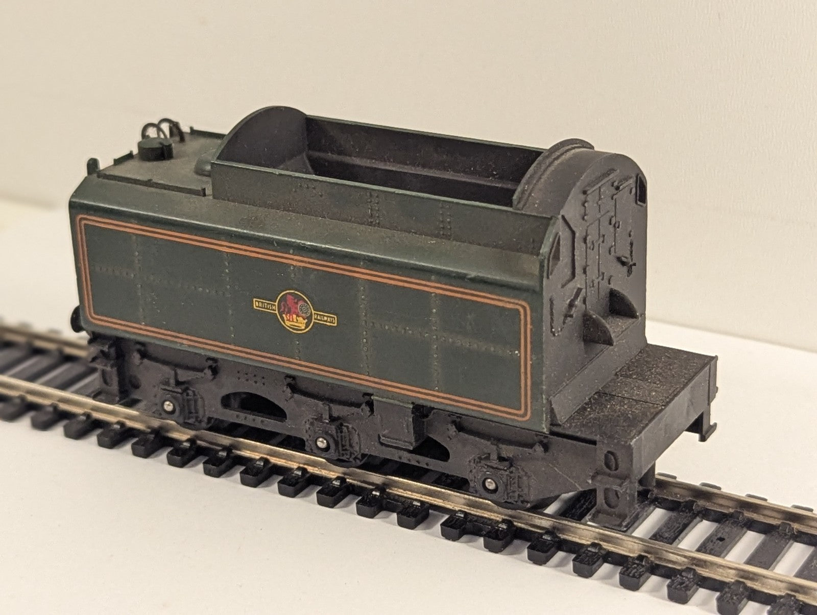 Tri-ang OO Gauge BR Green 6-Wheel Tender for a Britannia Class