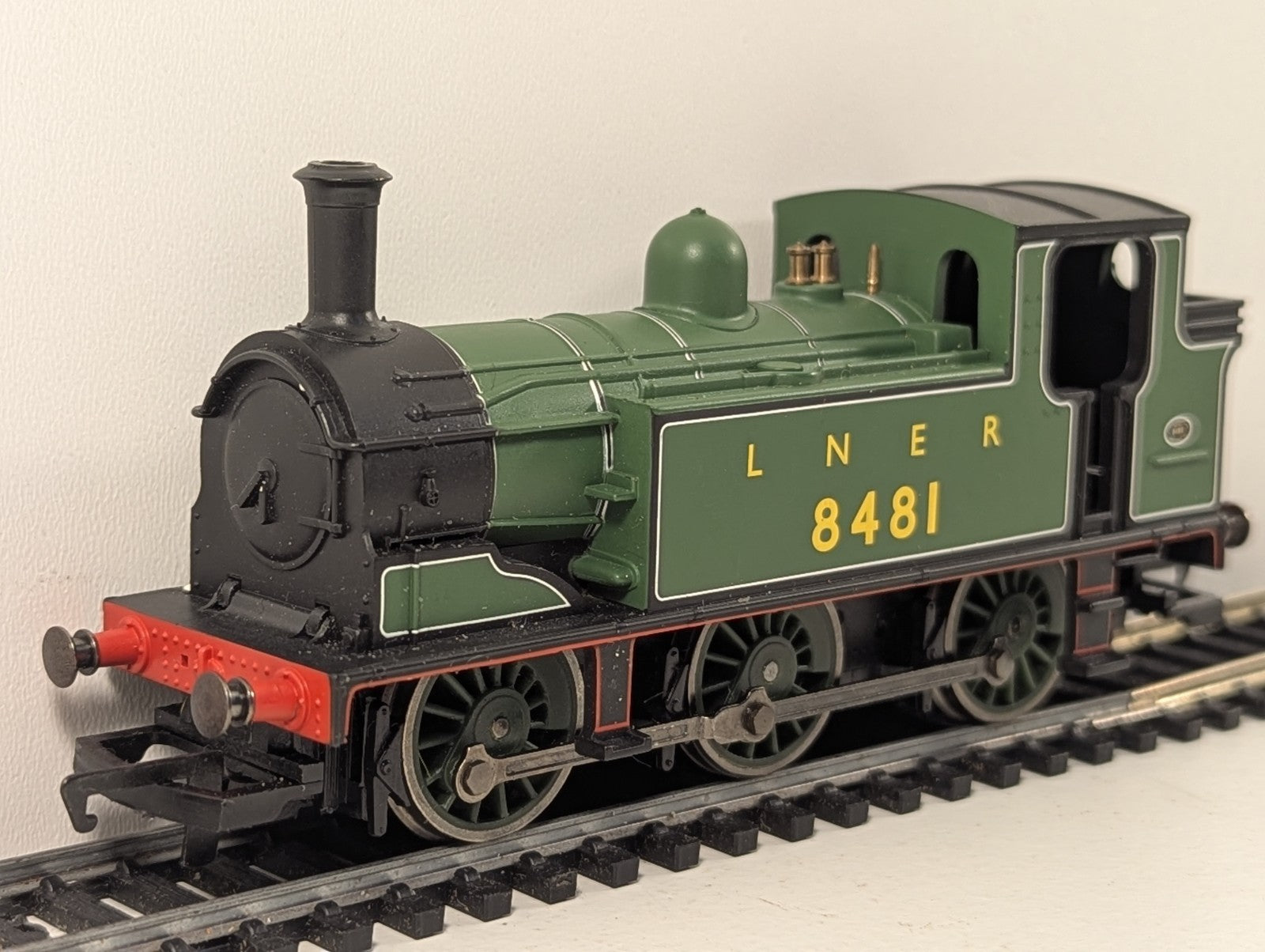 Hornby R2164A OO Gauge Class J83 0-6-0T LNER 8481 Apple Green