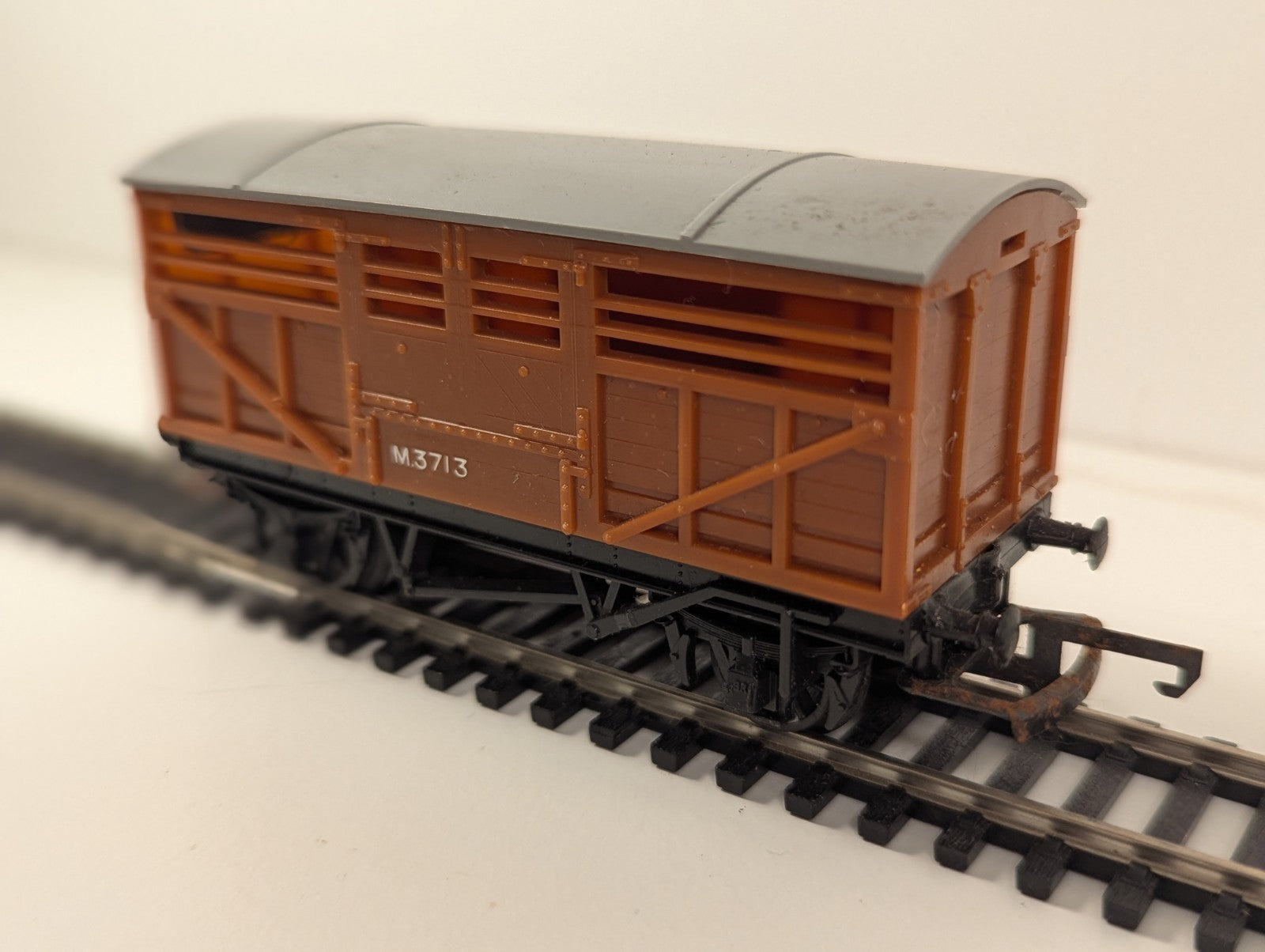 Tri-ang Hornby R122 OO Gauge Cattle Wagon – M3713