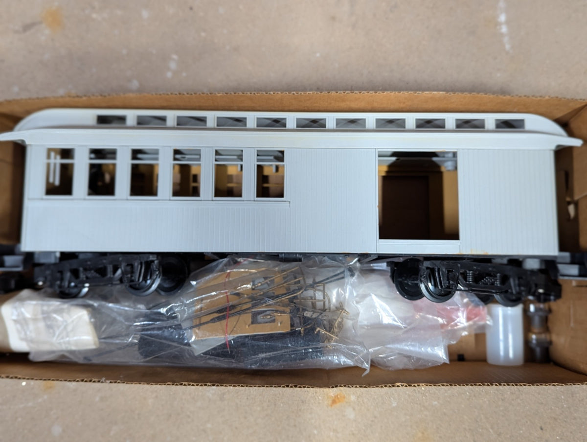 Bachmann Big Haulers 98906 Combine Passenger Car with Interior Lighting