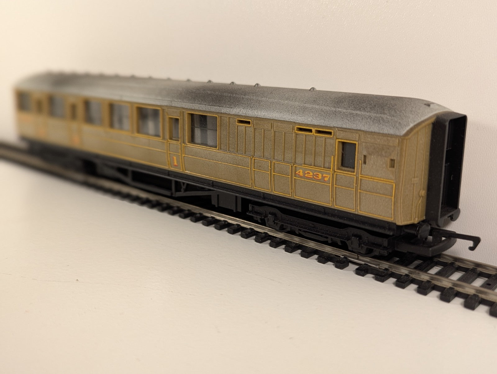 Hornby R4333 RailRoad OO Gauge LNER Teak Brake Composite Coach – No. 4237