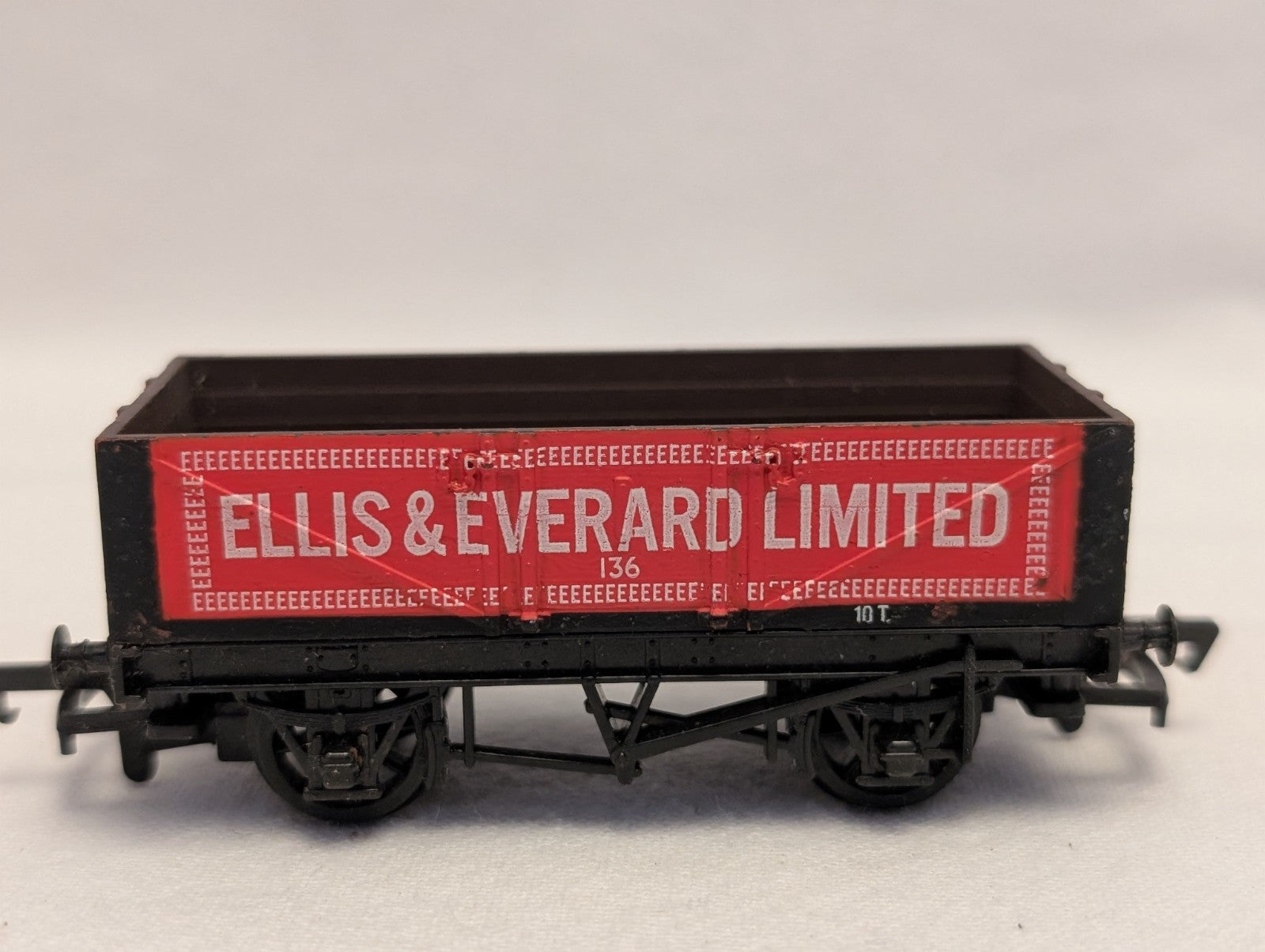 Mainline OO Gauge 5 Plank Wagon Ellis & Everard Goods Wagon