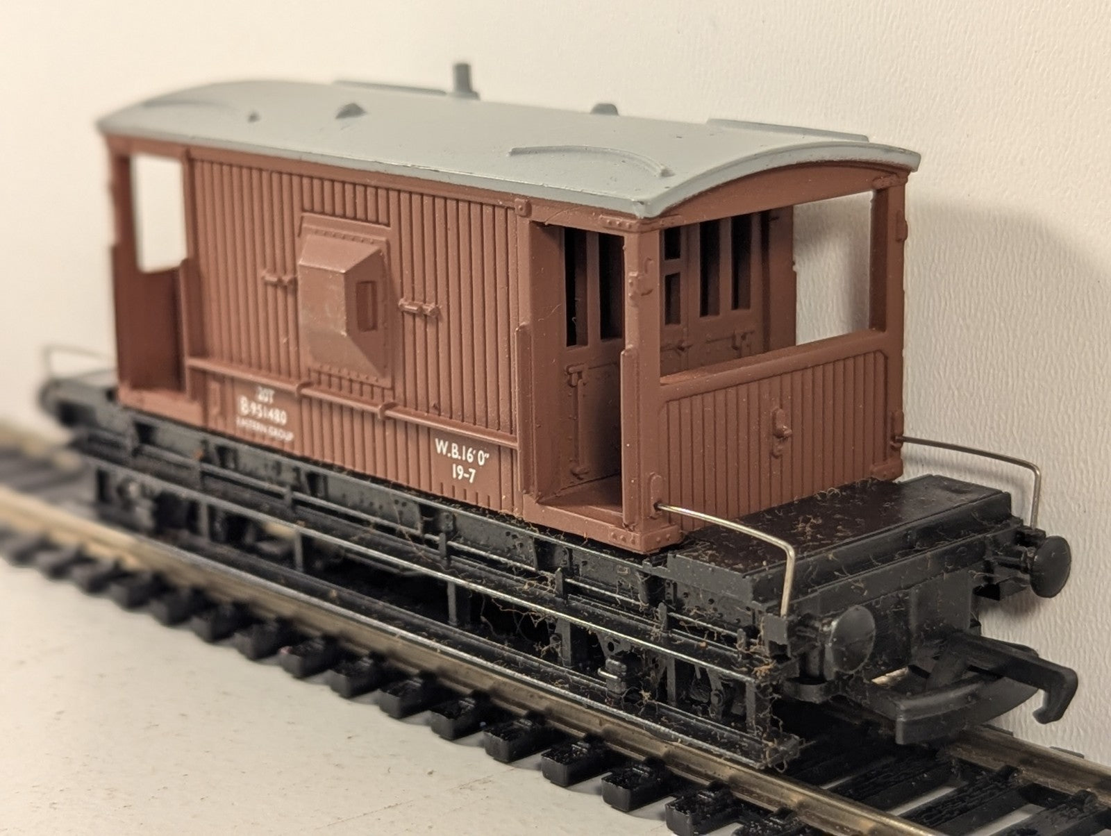 Mainline 37-139 BR 20 Ton Brake Van Brown OO Gauge - Boxed
