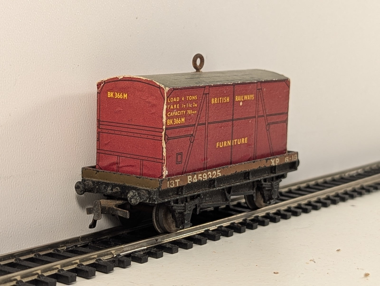 Hornby Dublo 32087 OO Gauge Low-Sided Wagon D.1 with BR Furniture Container