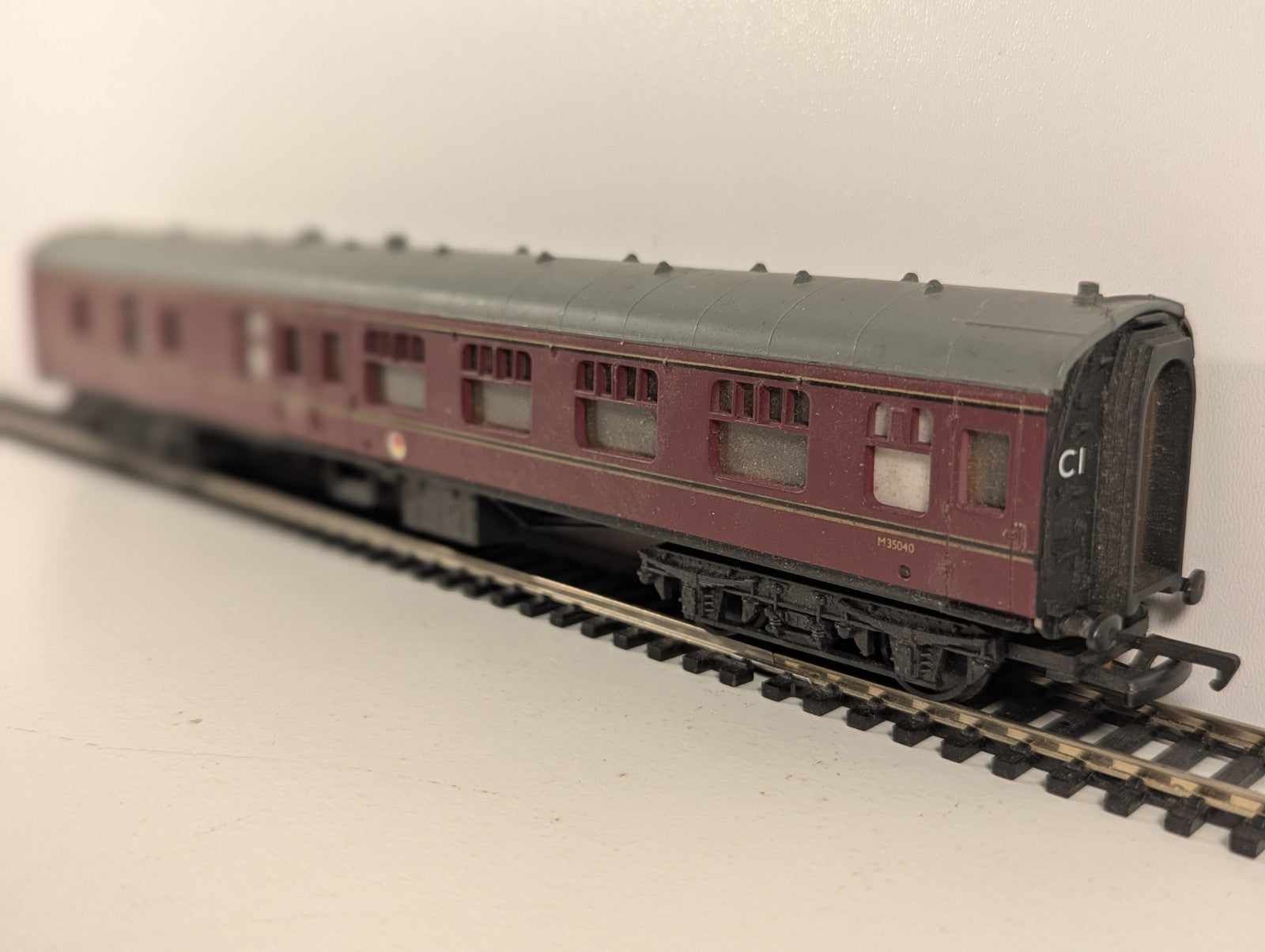 Mainline OO Gauge BR Mk1 Full Brake Coach Maroon