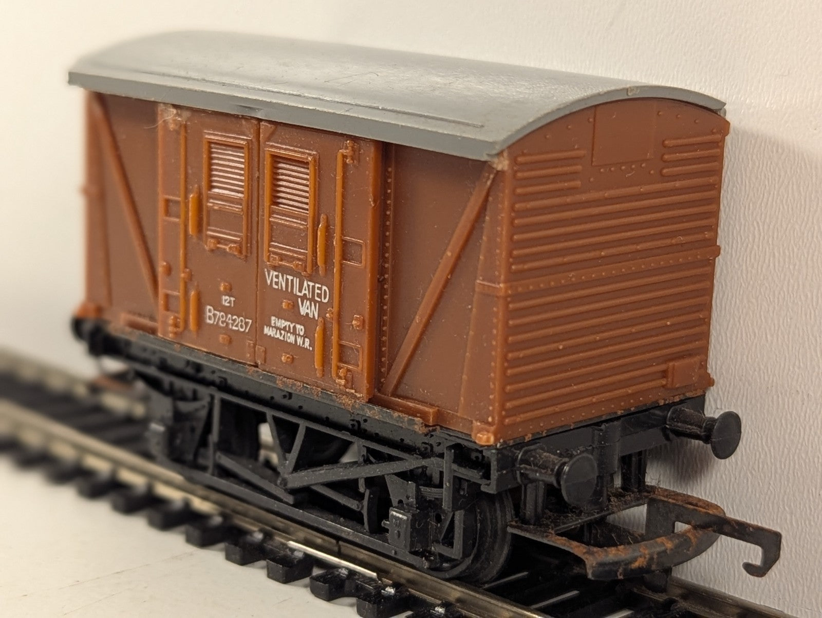 Hornby R011 BR Brown Ventilated Van