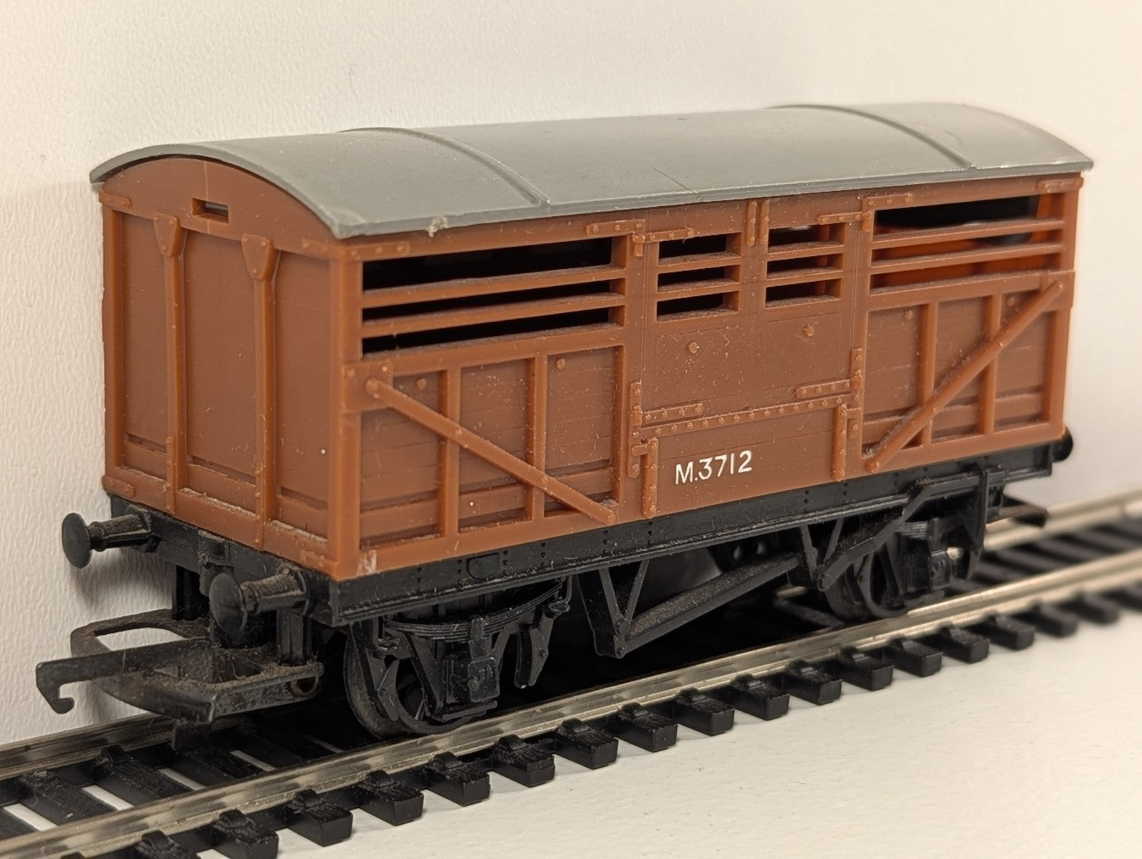 Tri-ang Hornby R122 BR Cattle Wagon – OO Gauge