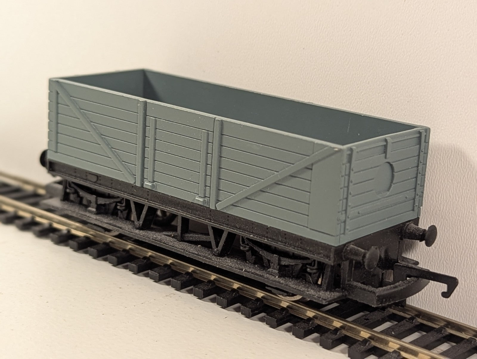 Hornby Freelance Long Wheelbase Wagon in Grey