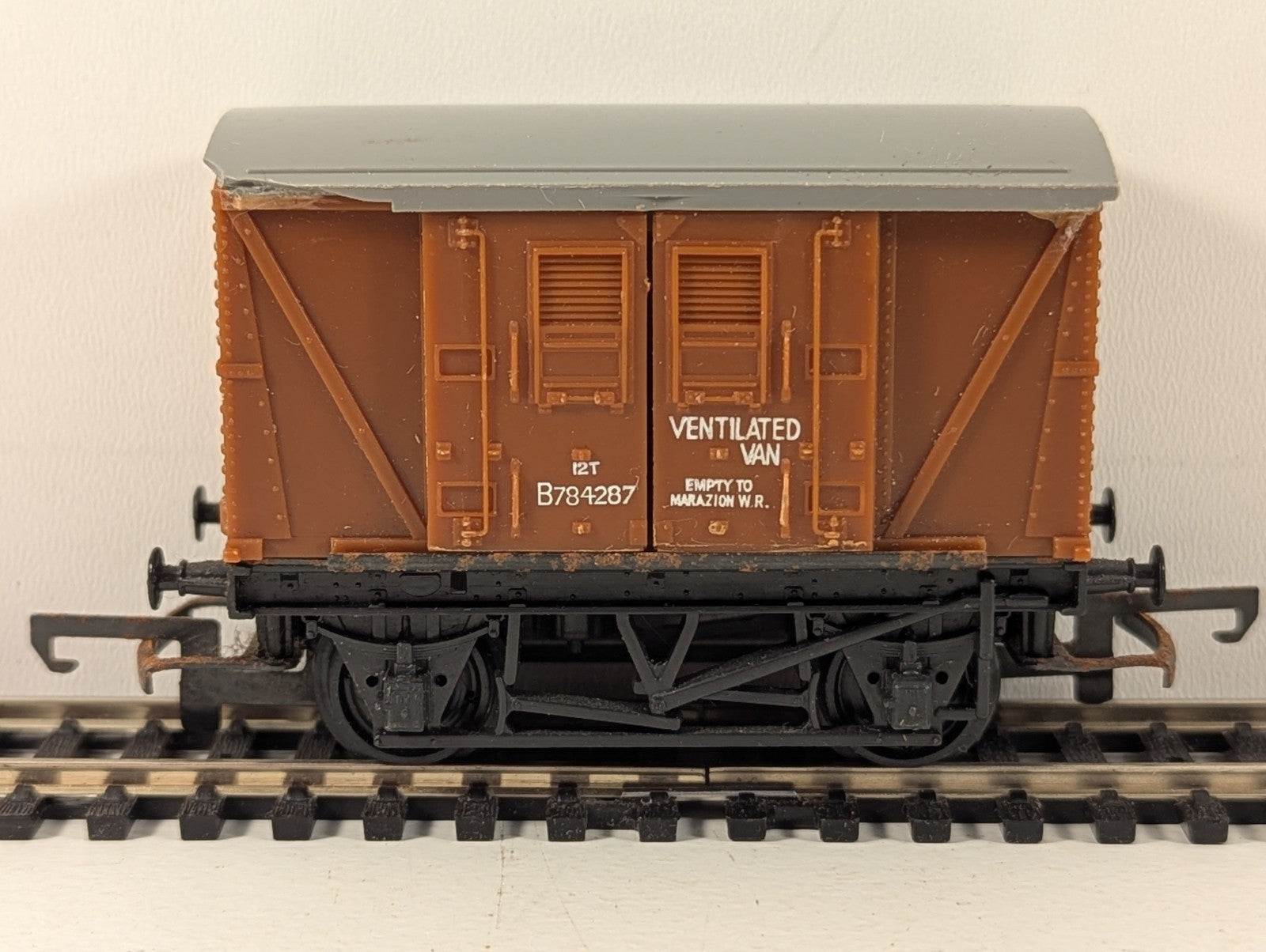 Hornby R011 BR Brown Ventilated Van