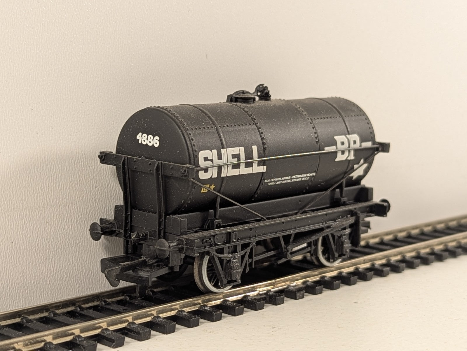 Bachmann Branchline OO Gauge Shell 14 Ton Tank Wagon - Wrong Box