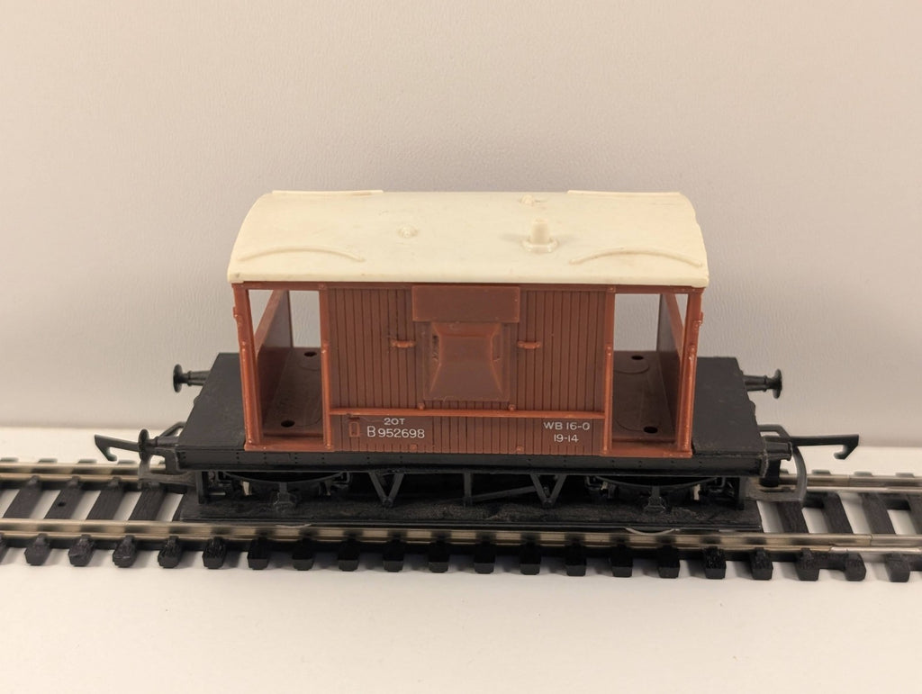 Hornby 12T Brake Van – Brown – OO Gauge