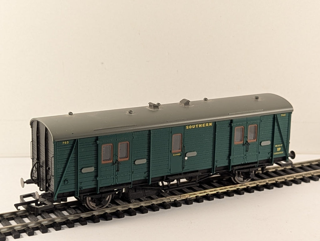 Hornby OO Gauge SR 4-Wheel BY Utility Van Passenger Coach 763