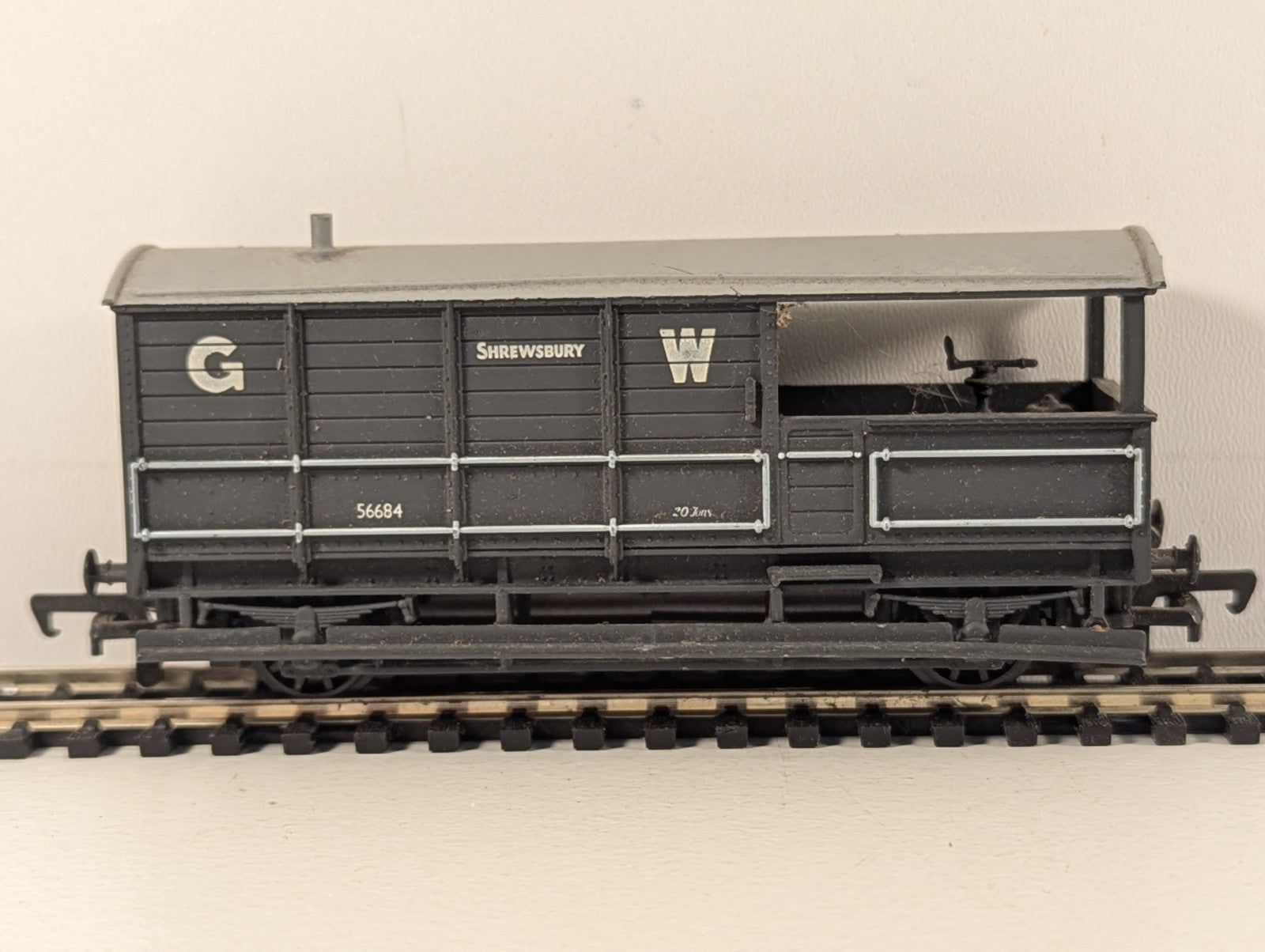 Mainline OO Gauge GWR 20 Ton Toad Brake Van 56684 GWR Grey 37-140