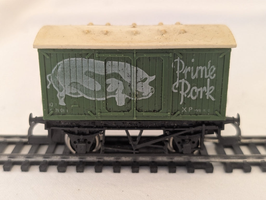 Hornby R009 OO Gauge Prime Pork Closed Wagon