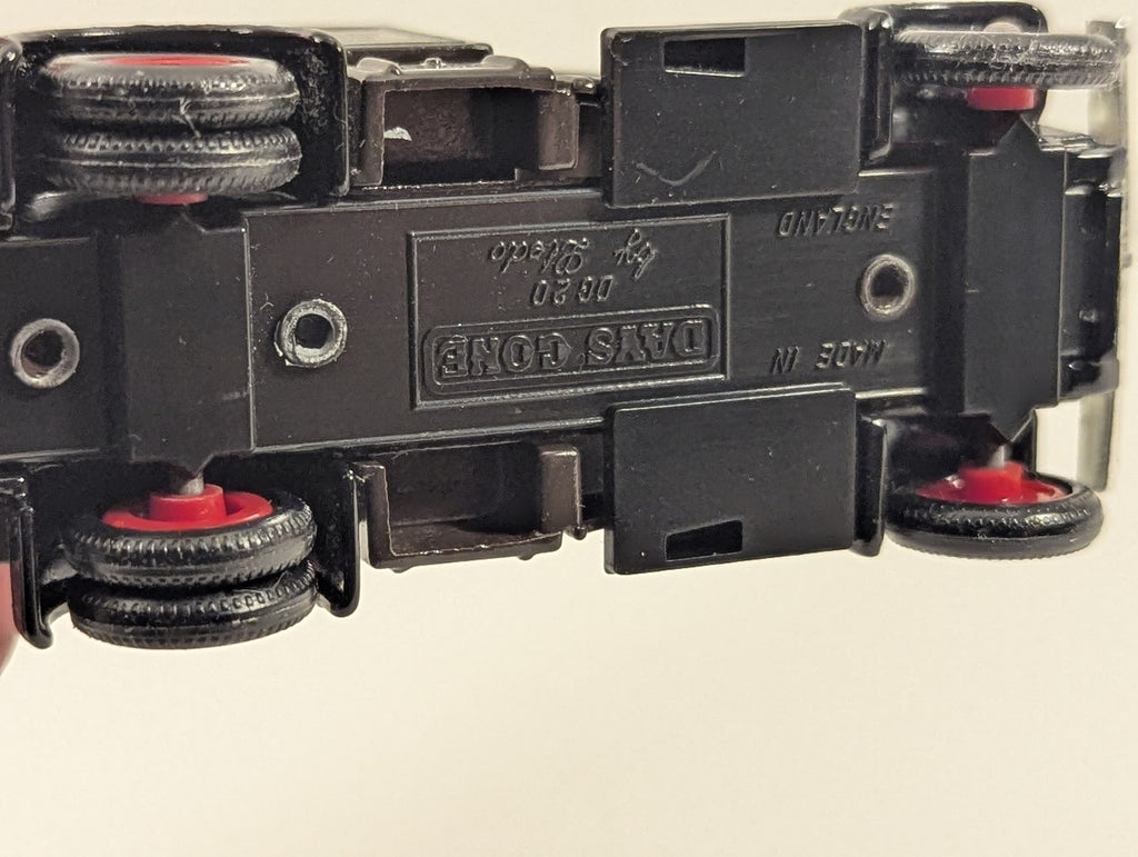 Lledo 1932 Dennis 3-Ton Brewery Truck - Whitbread Die-cast Model Truck SNK 365