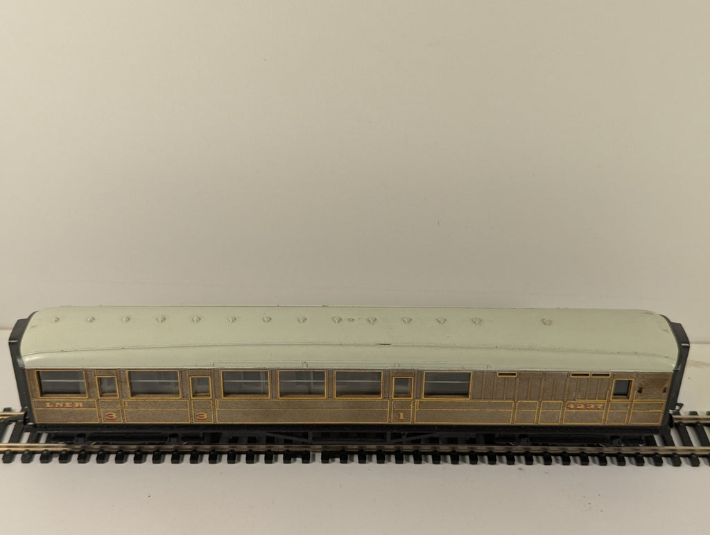Hornby RailRoad OO Gauge LNER Teak Brake Coach R4333