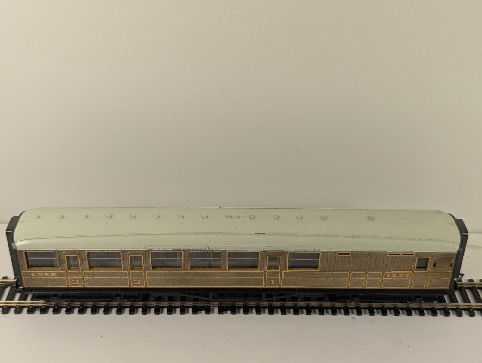 Hornby RailRoad OO Gauge LNER Teak Brake Coach R4333