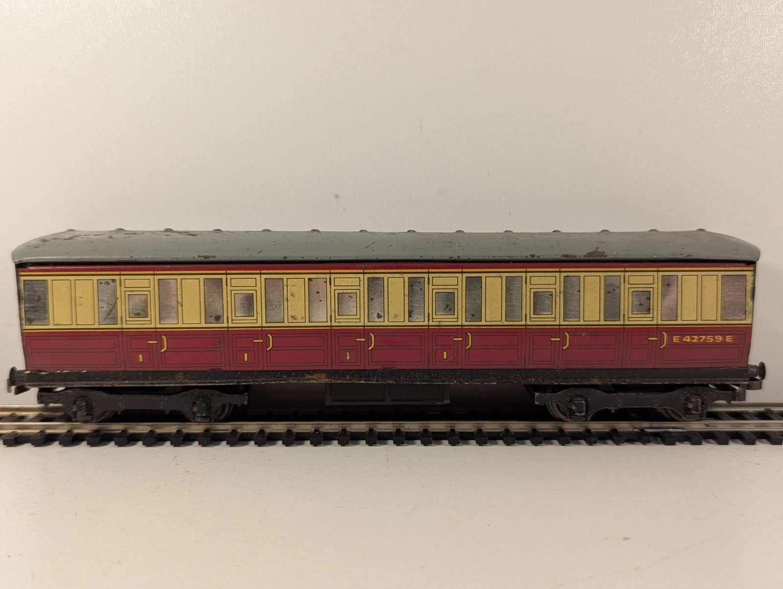 Hornby Dublo Gresley Corridor Third Coach Tinplate OO Gauge