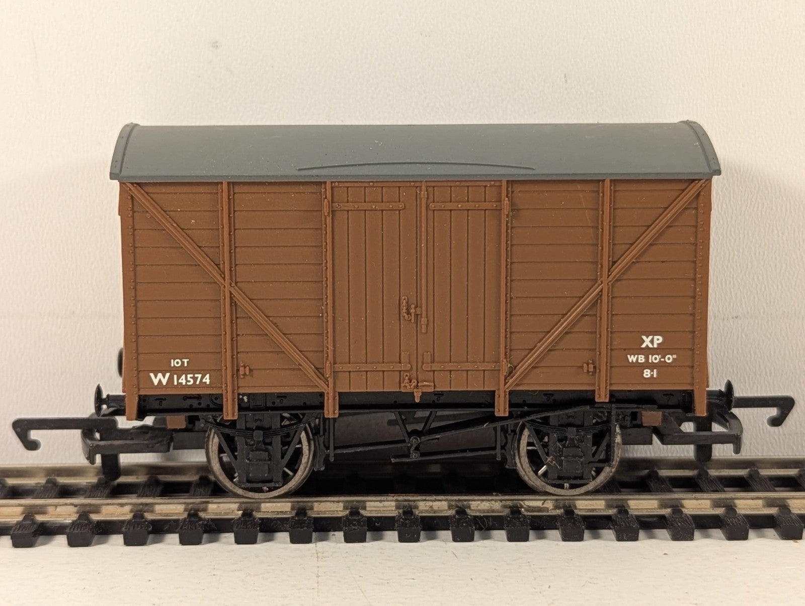 Hornby OO Gauge BR (Ex-GWR) 12 Ton Ventilated Van Wagons W14574 BR Brown