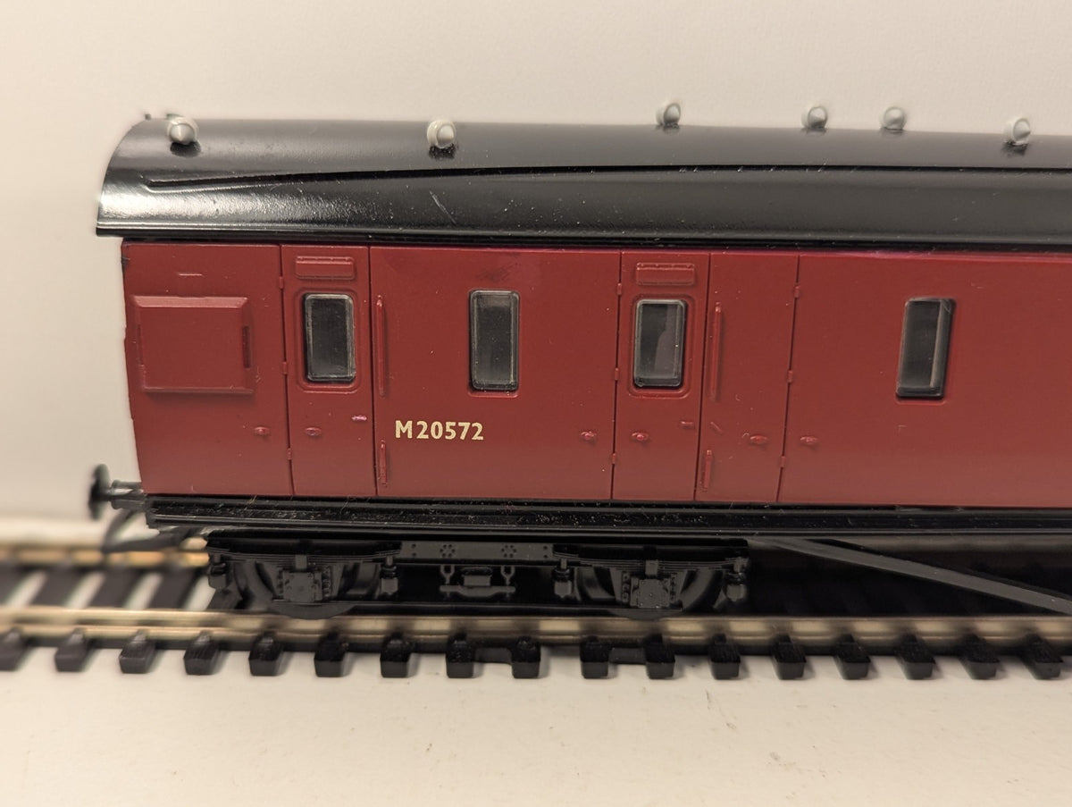 Dapol OO Gauge Stanier 57ft Brake Coach M20572 BR Carmine – Lights