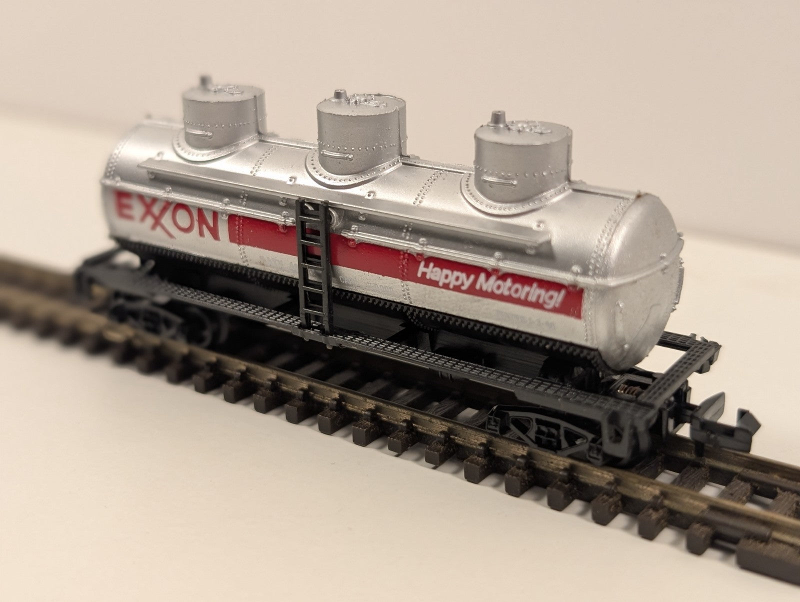 Model Power N Gauge No. 3411 Exxon Triple Dome Tank Car (Missing Wheel Set)