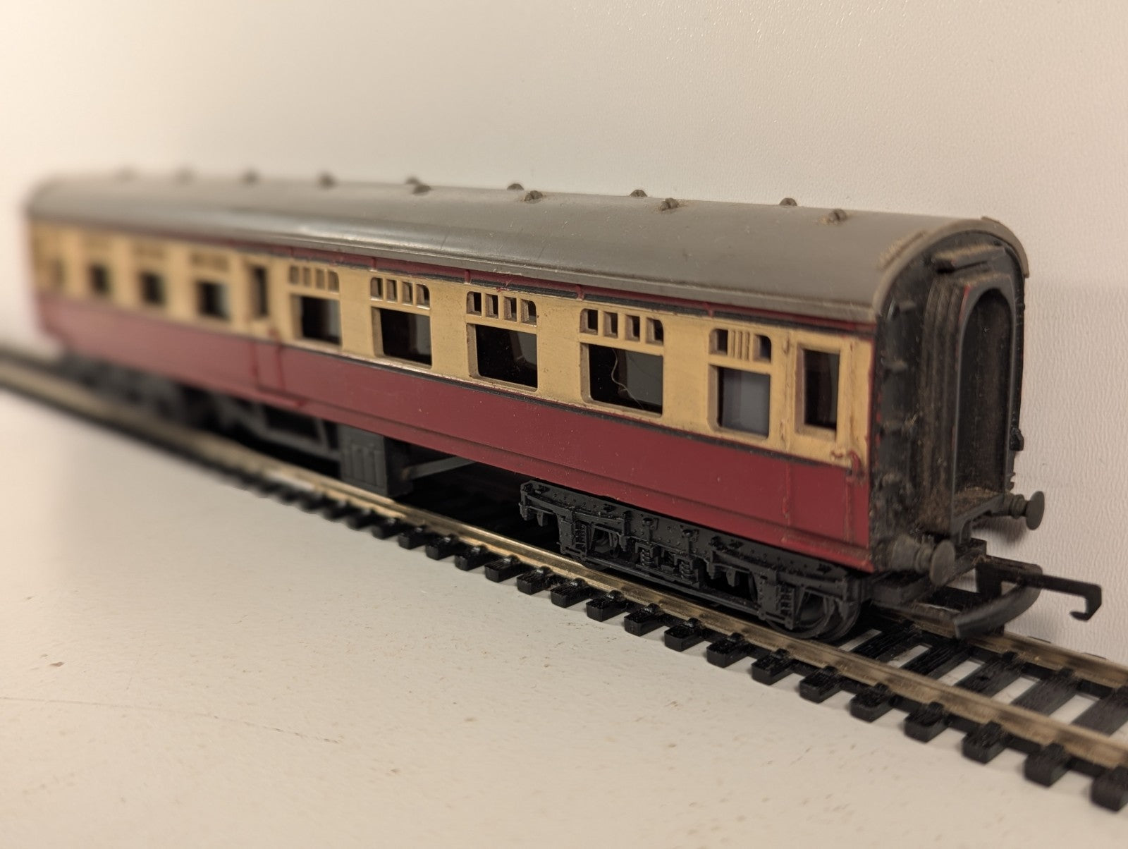 Tri-ang OO Gauge BR Crimson & Cream Composite Coach