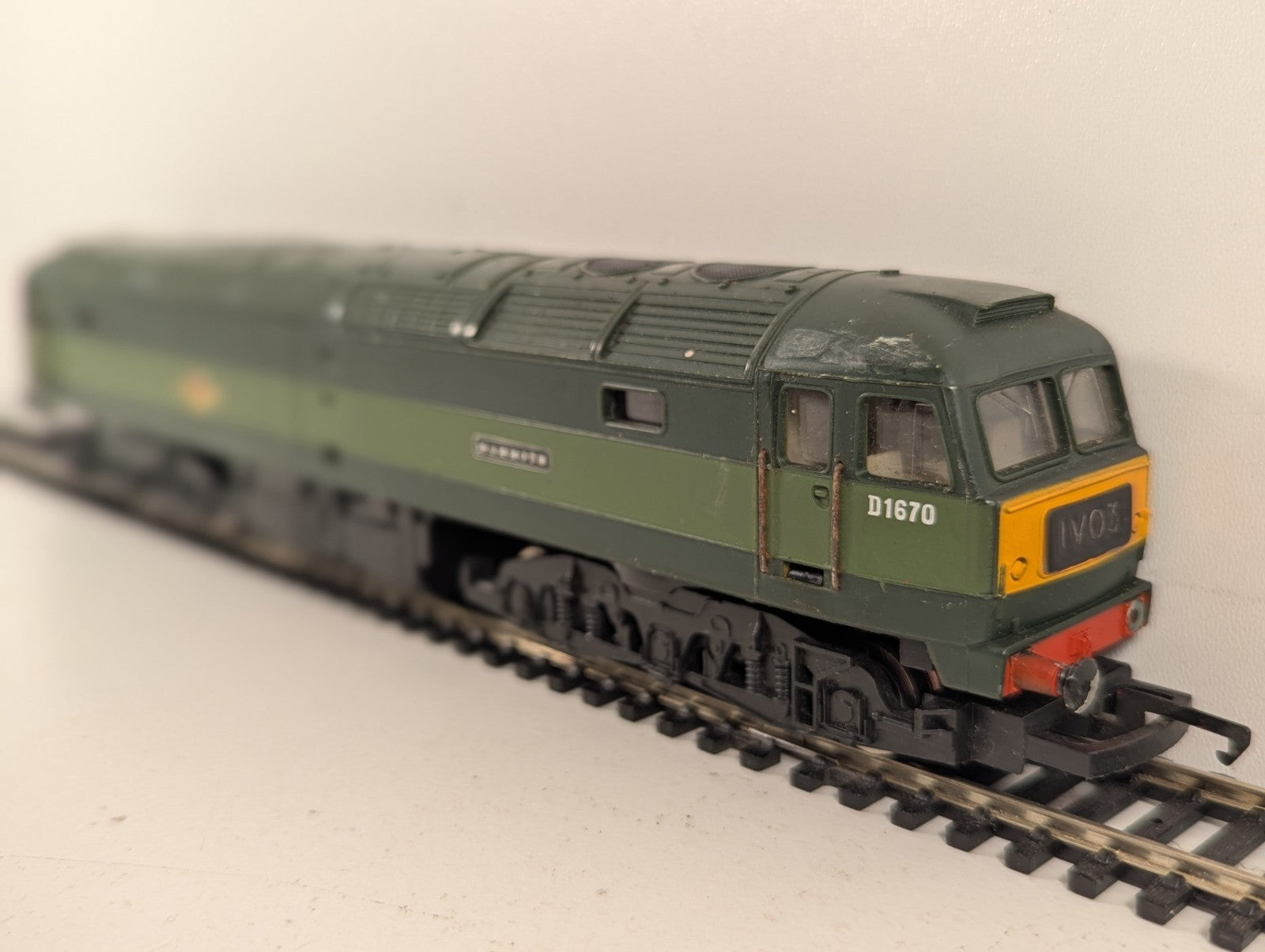 Hornby OO Gauge Class 47 'Mammoth' Diesel Locomotive D1670 BR Two-Tone