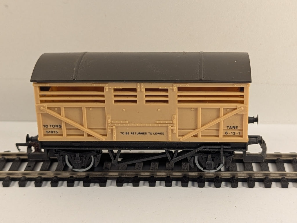 Hornby R127 OO Gauge SR Cattle Wagon 51915