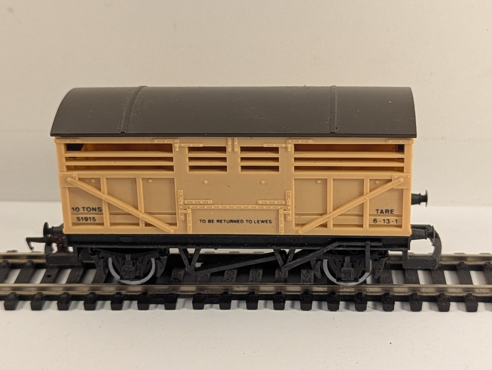 Hornby R127 OO Gauge SR Cattle Wagon 51915