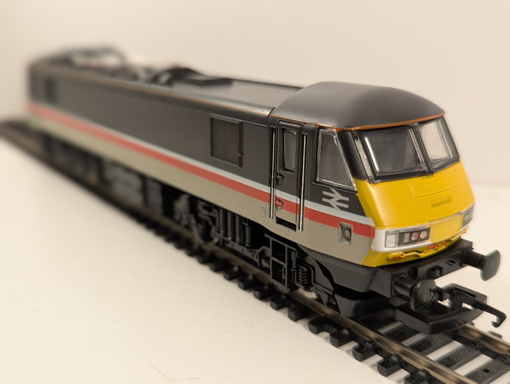 Hornby OO Gauge R471 Class 90 90028 InterCity Electric Locomotive