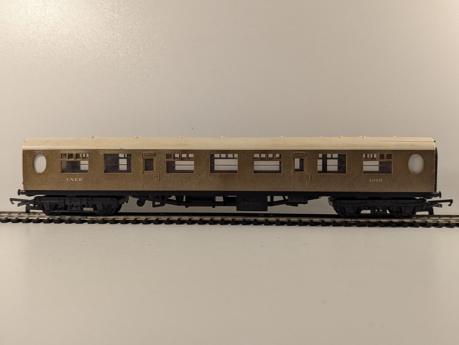 Tri-ang OO Gauge LNER Gresley Composite Coach Passenger Coach 1010