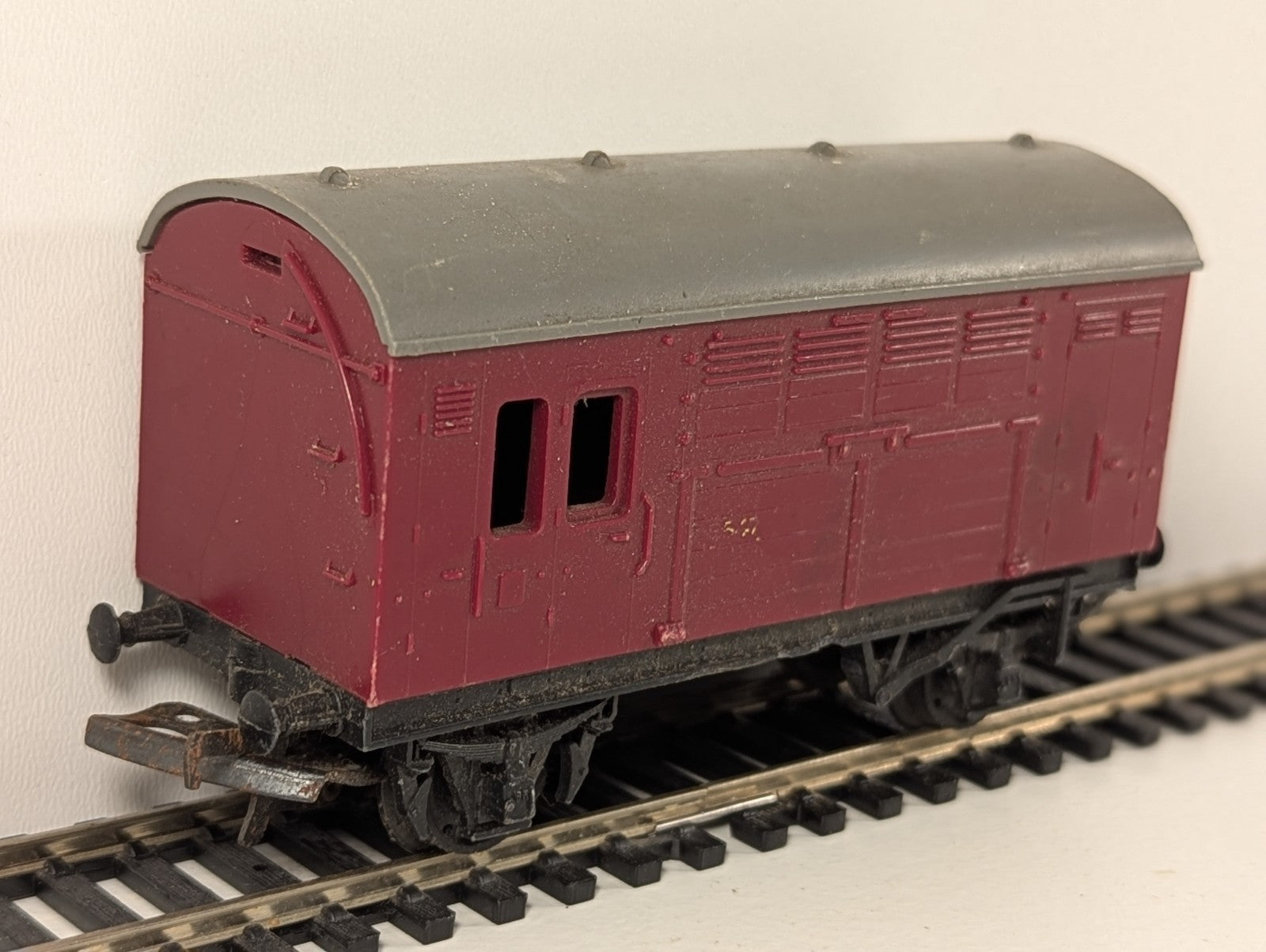 Tri-ang Hornby R123 Horse Box Wagon – BR Maroon – OO Gauge