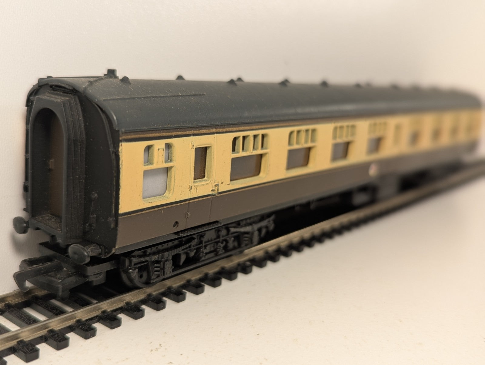 Mainline 37-105 BR Mk1 Second Corridor Coach Chocolate & Cream OO Gauge