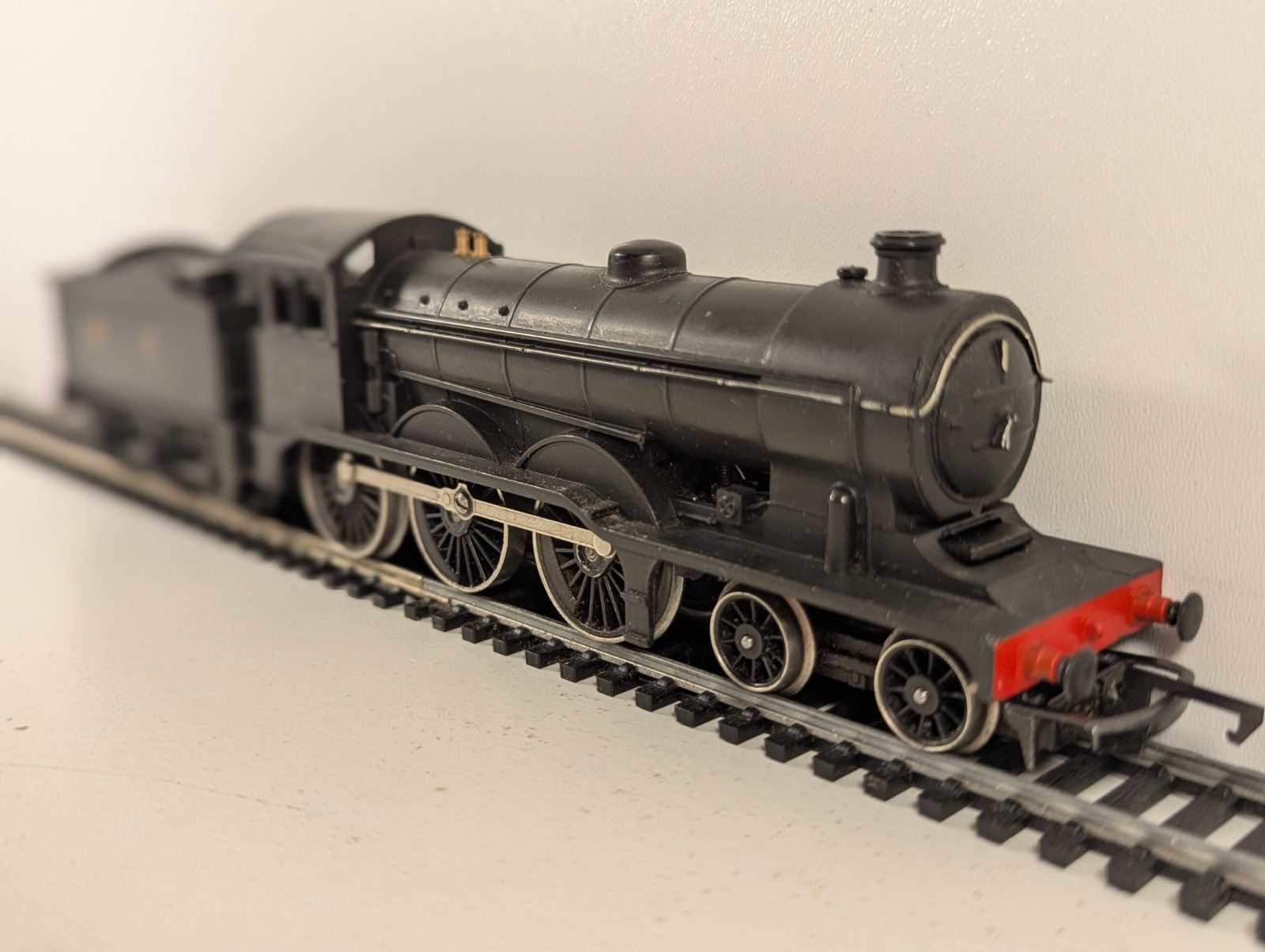 Hornby R150 OO Gauge LNER Class B12 LNER Wartime Black - Boxed