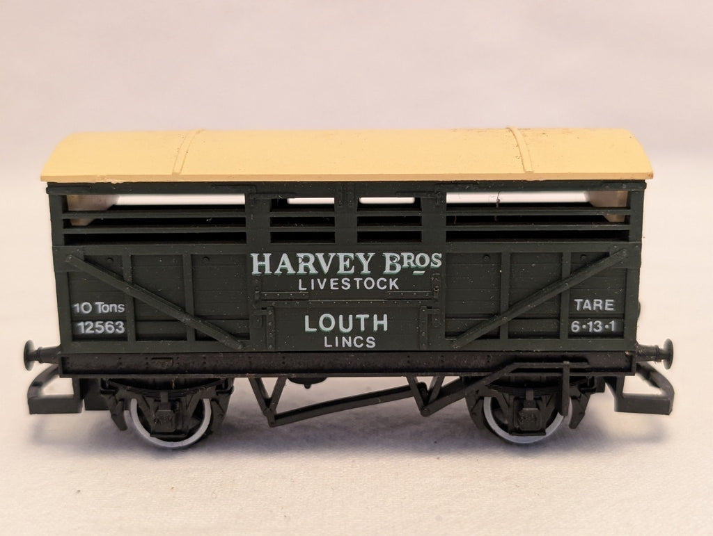 Hornby OO Gauge Harvey Bros 10 Ton Cattle Wagon Goods Wagon 12563