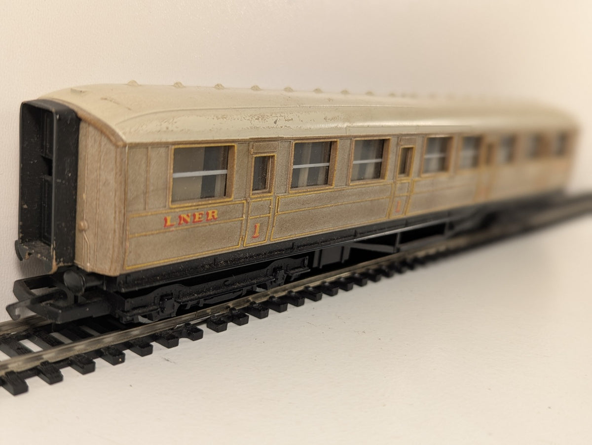 Hornby R435 LNER Gresley Composite Coach 22357 – OO Gauge