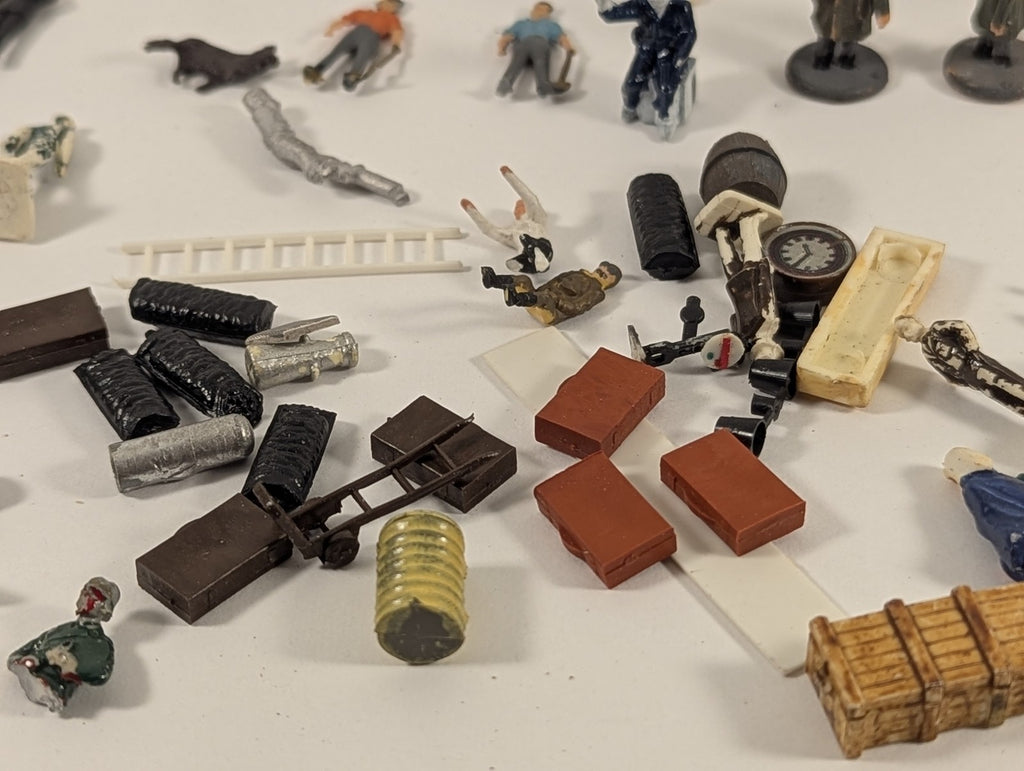 Various OO Gauge Figures