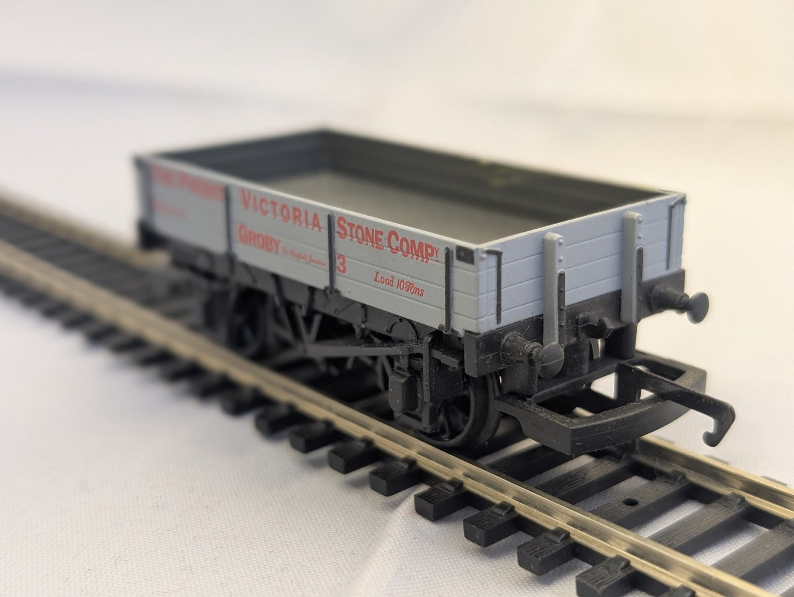 Hornby R151 3-Plank Open Wagon “Victoria Stone Company, Groby” Grey