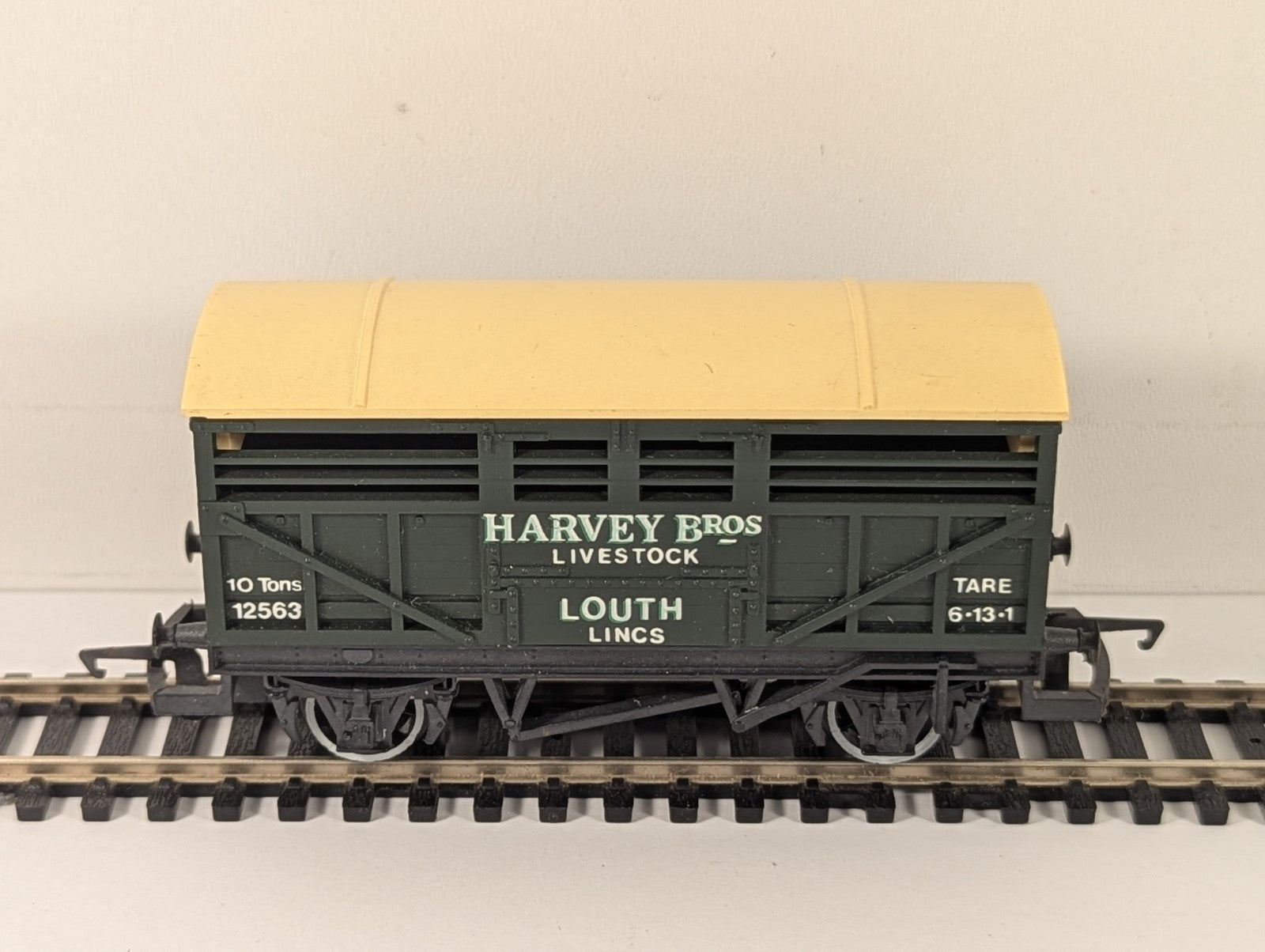 Hornby R013 OO Gauge Harvey Bros Louth Lincs Cattle Wagon 12563