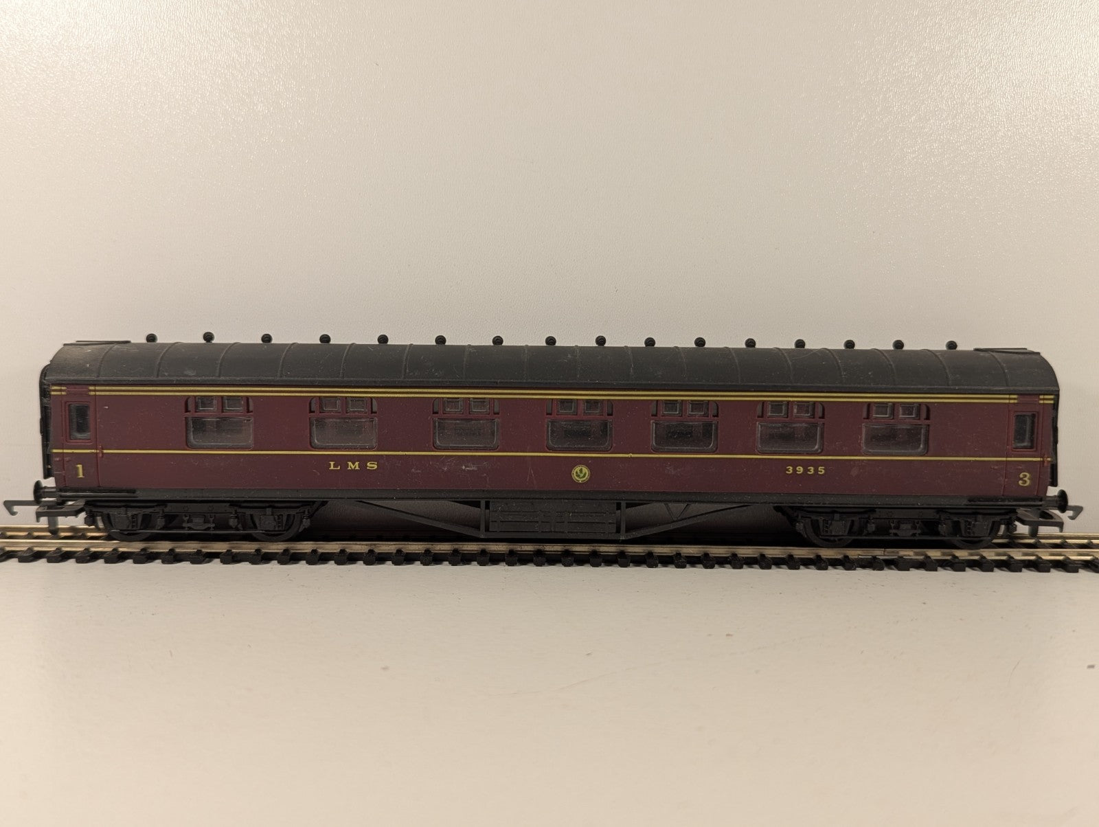 Airfix GMR 54202 OO Gauge LMS Stanier Composite Corridor Coach
