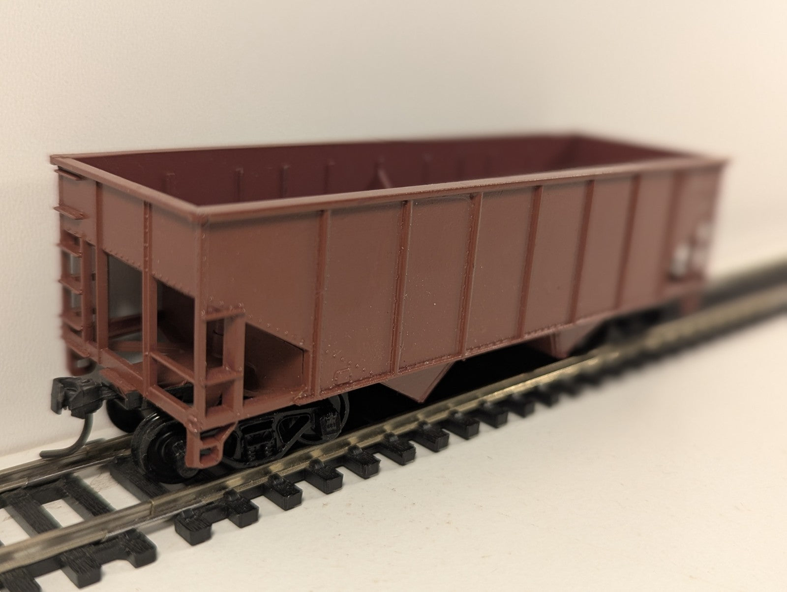 Walthers HO Gauge 2-Bay Steel Hopper – Lettering Removed