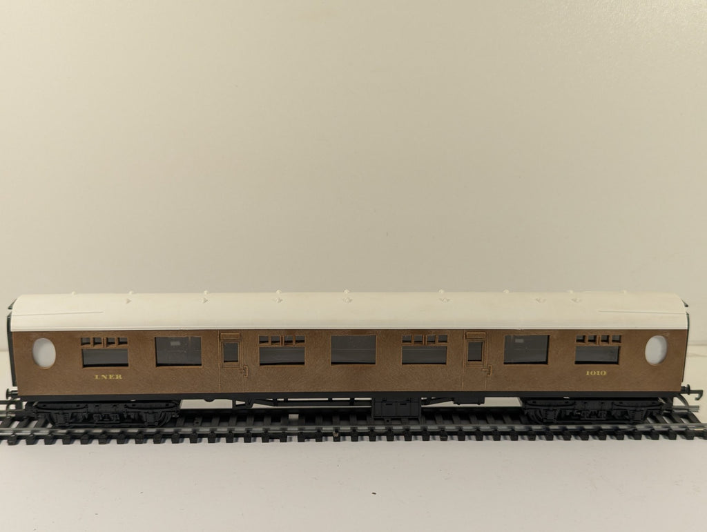 Tri-ang Hornby R745 OO Gauge LNER Full Third Coach - Boxed