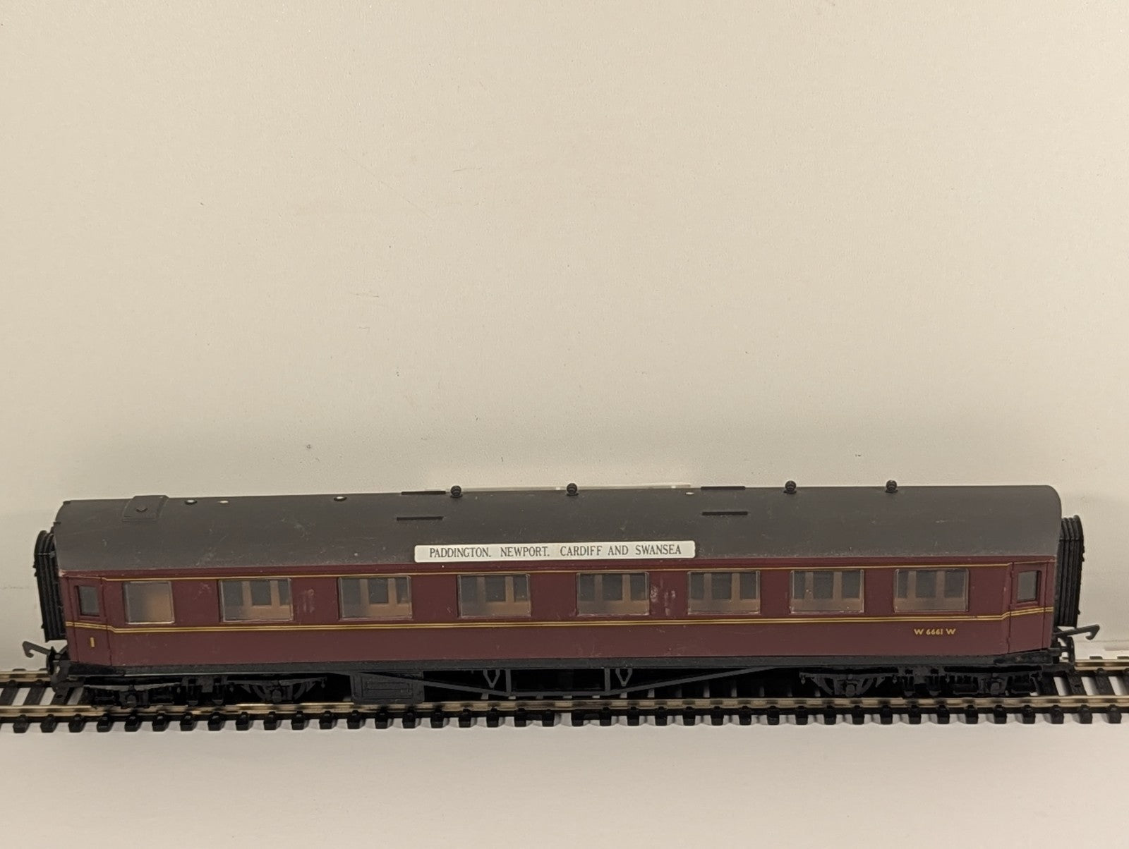 Airfix 54302 OO Gauge BR Maroon GWR Centenary First Class Coach W6661W