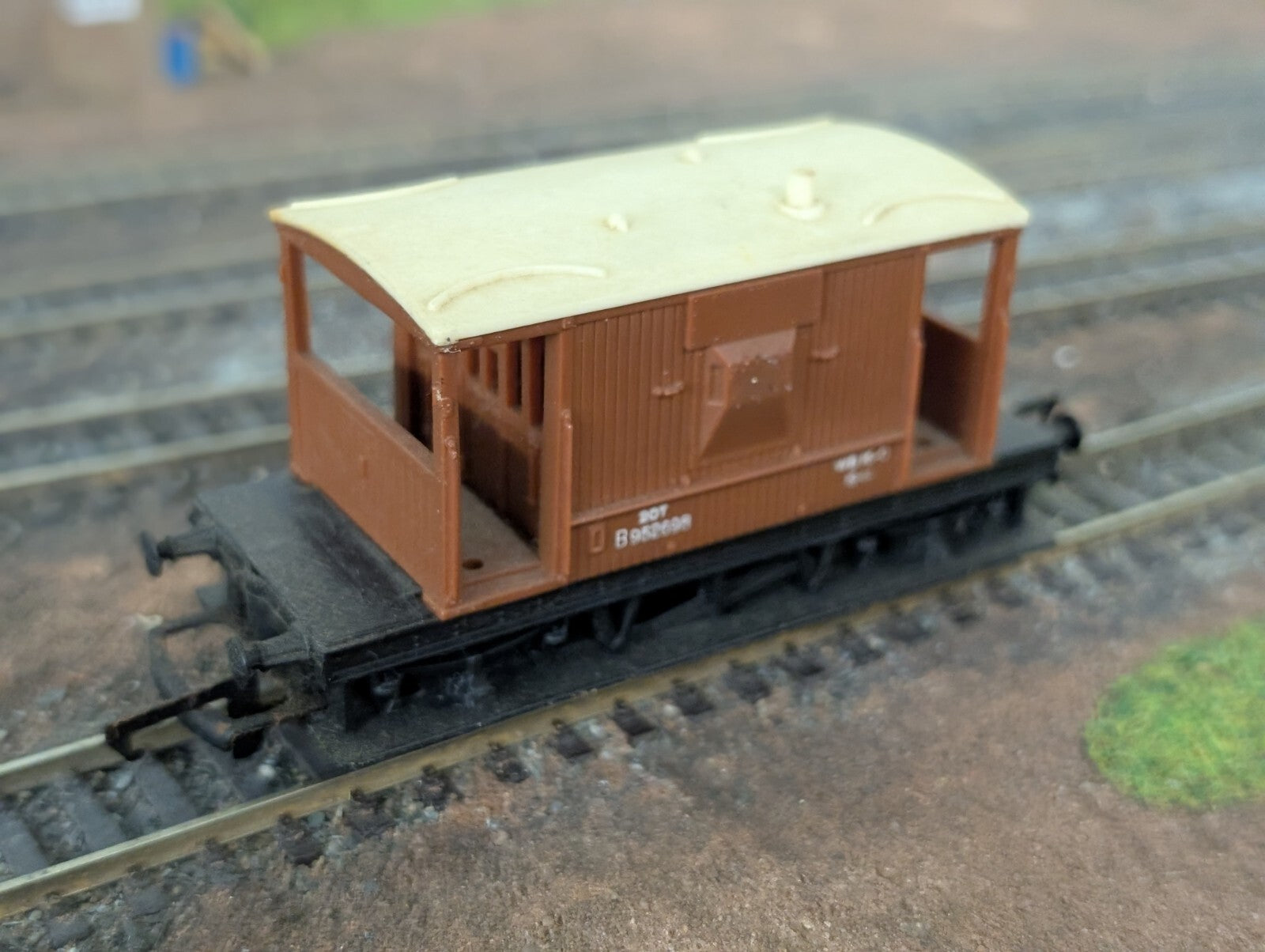 Hornby OO Gauge BR 20 Ton Brake Van B952566 Brown