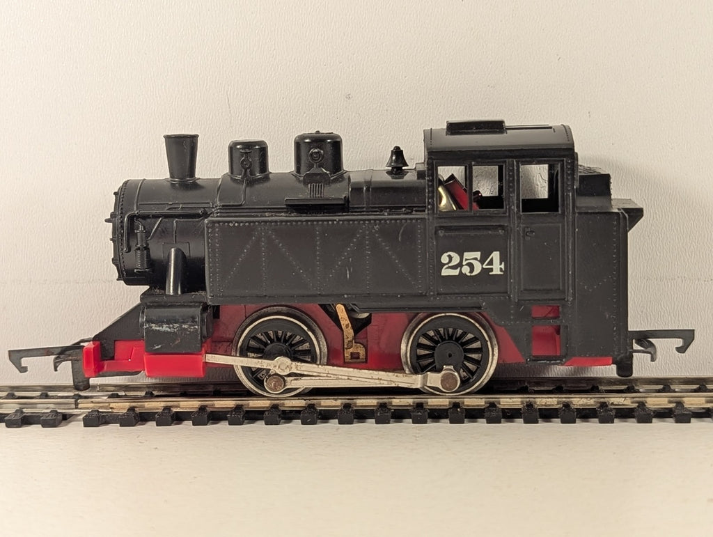 Hornby OO Gauge 0-4-0T Tank Locomotive Steam Locomotive 254 Black